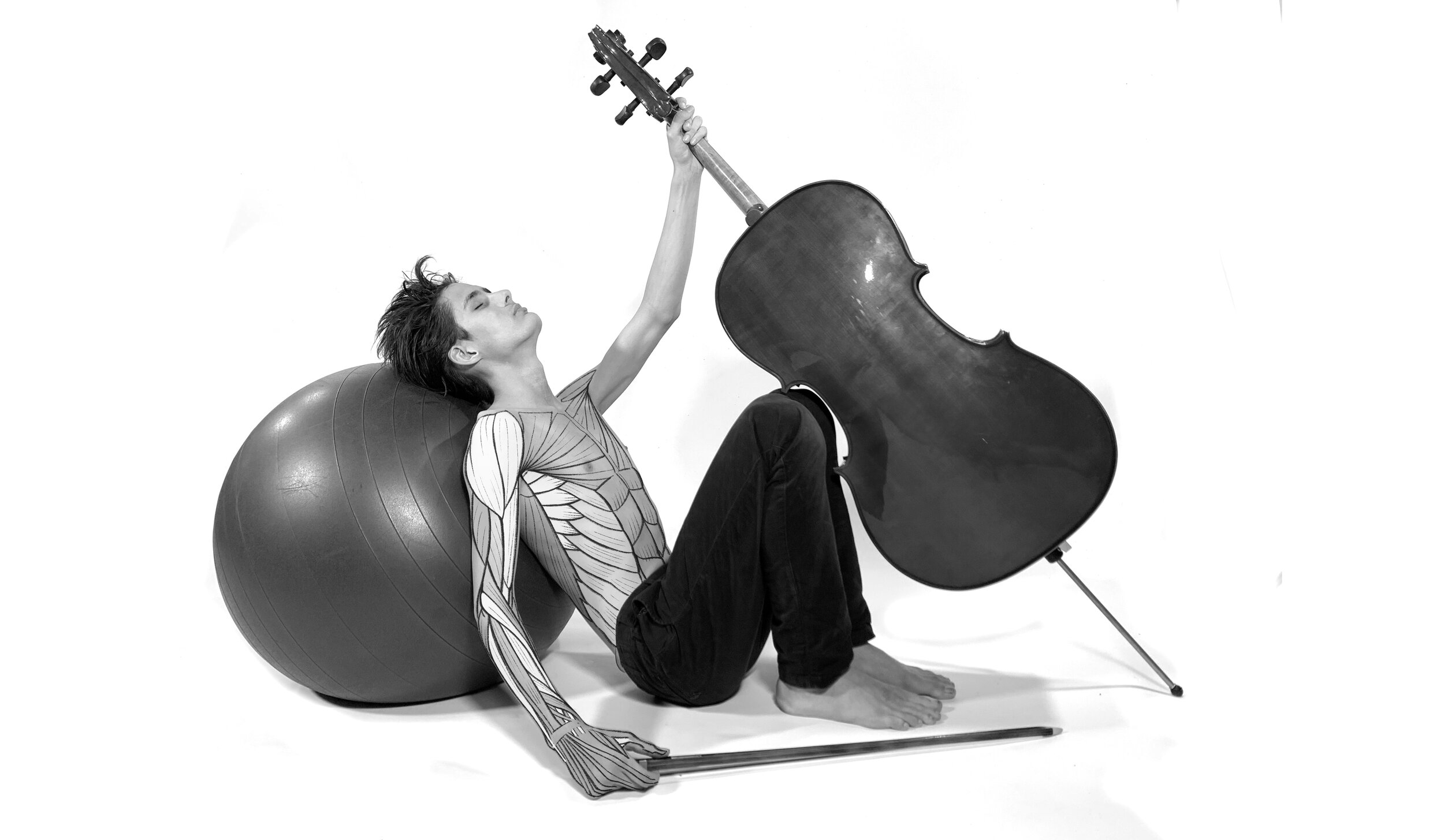 En cellist med muskler tegnet på overkroppen lener seg mot en ball og løfter celloen i strake armer.